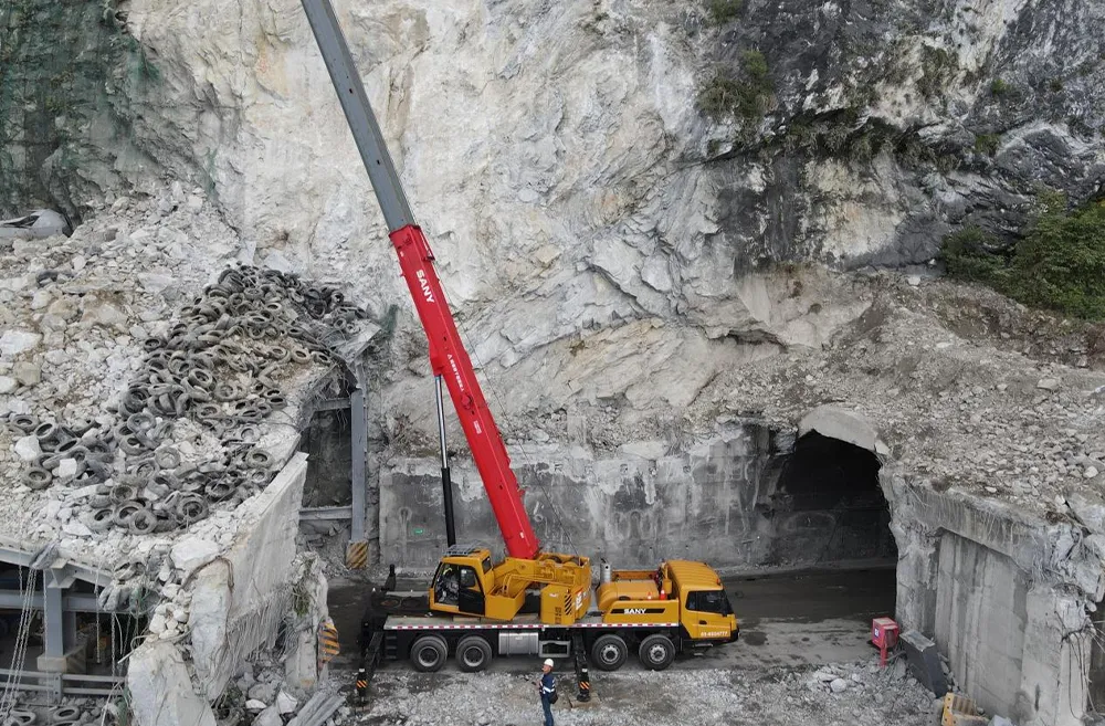 台湾での救助活動におけるSANYクレーンの姿